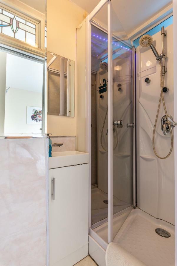Little Brighton Beach Apartments - Also Separate Spa Cabin And Watersports Eksteriør bilde